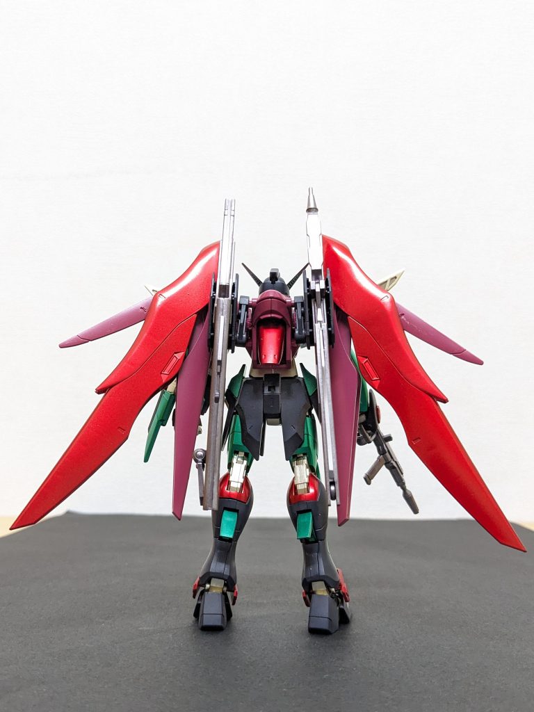 背面デビルウィング😅は、成形色黒のところもモチーフ寄せで赤に変更。しかし、ベタで1色なのも単調過ぎる気がしたので、ロイヤルメタレッドとシャアピンク2で塗り分けました。ココはなかなかナイスアレンジではないかと、自負しております😉武器類は、本体を思い切りビビッドにしたので、ガンメタに統一して渋く決めてみました😁