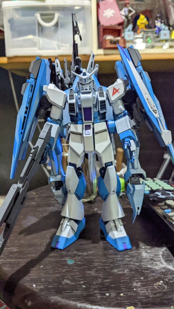 [ 揚げ物百個はムチャデッセ劇場]第1幕「 シモンズ主任の拾い物」シードフリーダムのちょい前辺り……オーブの技術主任エリカ・シモンズがオーブのオノゴロ島付近を調査中に見慣れない機体を発見した。エリカ「 ここには何度も調査に来てるけど……こんなのあったかしら？」とりま、回収して解析を進めるとドラグーンに似た装備や開発中の360°モニターに似たコックピット……半壊したモニターにはνとGUNDAMとA※※ROの文字……エリカ「これは……にた所は多々あるものの、この世界の技術じゃない！？別次元からきた…… そんなまさか」と言いつつエリカ・シモンズの技術者魂に火が付いた。エリカ「このままでは、どうにもならないけど……確か以前に(ドサクサにまぎれて)回収した フォビドゥンがあったわね……ﾆﾔ…」　 数日後……数日後！？ シン「 デストロほどじゃないけど、デカイですね……」アスラン「 背中のは……イージス！？」エリカ「 浜辺に置いてあったのを拝借したのよ♪」キラ「 ！？……オロロロロロ……」シン「 隊長！？」アスラン「 あぁ……むかしあれでキラが乗ったストライク鷲掴みにして、自爆したからな……」シン「 アンタはいったい何なんだっ！！」キラ「 シン…僕は大丈夫だか……オロロロロ……」ラクス「 シモンズ技術主任……」カガリ「 即刻凍結だっ！！」エリカ「 ………はい(やっちった…ﾃﾍﾍﾟﾛ)」