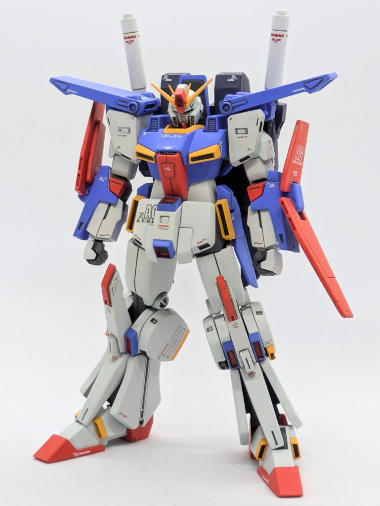 下半身のボリュームアップが作業の大半です。太もも2ミリ延長、2ミリ幅増し膝側面の半円のパーツをそれぞれ0.5ミリ幅増しすね左右の板を1ミリ幅増し1ミリ延長膝の棒を0.5ミリプラ板で囲みつつ2ミリ延長、各突起は作り直しつま先の赤いパーツを0.5ミリプラ板で囲み、踵を2ミリ幅まし書き出すといろいろやってますなあ。