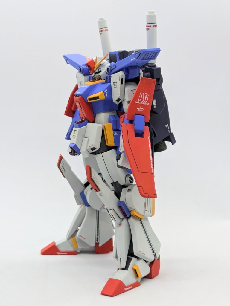 肘のガワラ曲げは、二の腕の中のパーツを切断して角度をつけて再接着なので動かないです。拳はオリジン系キットの連邦系のもの。盾の回転軸の半球状の部分を削って見栄えを改善。右が閉じているのは設定画風味です。左右とも固定してます。首の位置を2ミリほど後ろへビームサーベルは6ミリのプラパイプを被せてボリュームアップあ、ダブルビームライフルですが、なんだかカッコよく決められそうになかったので作ってないです。あんま好かんし。