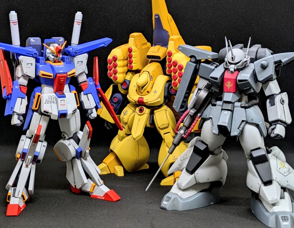 我が家のZZ系機体とともに記念撮影。パンチの効いた機体が多くて楽しいですねZZ系。