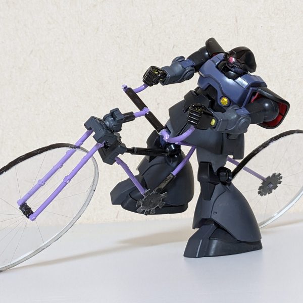 自転車に乗るドム