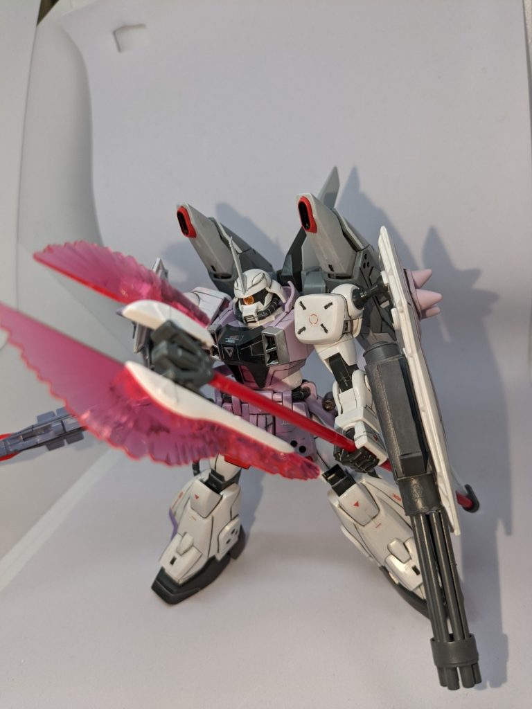 スラッシュザクファントムの主力武装であるビームアックスです。ギャンシュトロームから移植しました。この武装が出ると知ってからこの機体を作ると決めていました。スラッシュウィザードだけHG化してなかったので。シールドに装備されたガトリングはプラ板とプラ棒によるお手製です。スラッシュウィザードにはガトリングも重要だと思っていましたので。