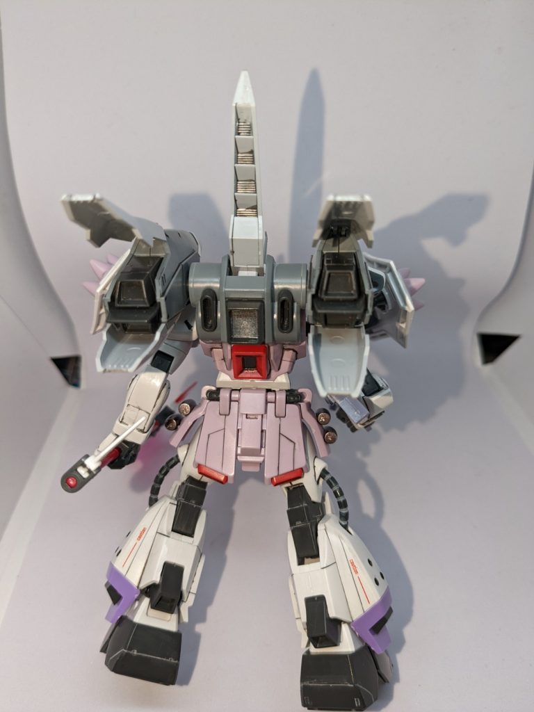 このキットの基本であるブレイズウィザードです。背後もスジボリ墨入れ頑張りました。