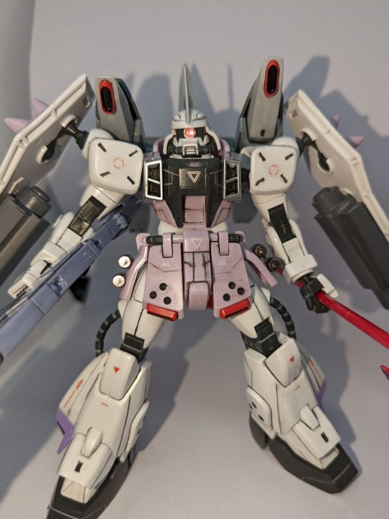 スジボリにマイナスモールド、穴部分はピンバイスを貫通させない程度に掘ったものです。マジスクが手に入ったので今回頑張れました。あの道具、本当にすごく便利ですよね。あれがなかったら頑張れませんでした。本当に感謝ですよ。使ってるデカールシールは百均で発売されているものですが結構使えて便利です。最近の百均の商品も馬鹿にできませんね。