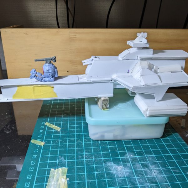 1/1200スケールﾗｰﾀﾃﾆﾅｯﾁｬﾀｰの進捗です。艦橋周りを造り込んだのでだいぶ「 らしく」なってきましたね。今回はPS版( ？)なのでハッチ解放が出来、MS格納庫内部や1/1200スケール89式ベースジャバーも付属します。いやぁさすがにPS版( WAVE的に)。俺はPSなのか…( キリコ的に)。本当のベースジャバーはもっとデカいのですが、格納庫的に容量がなく止むなくこのサイズ。ラーチャターの格納庫容積的な意味でヤヴァいっす。8月には出来るかなぁ…。 （2枚目）