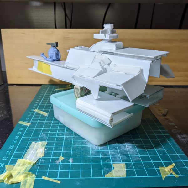 1/1200スケールﾗｰﾀﾃﾆﾅｯﾁｬﾀｰの進捗です。艦橋周りを造り込んだのでだいぶ「 らしく」なってきましたね。今回はPS版( ？)なのでハッチ解放が出来、MS格納庫内部や1/1200スケール89式ベースジャバーも付属します。いやぁさすがにPS版( WAVE的に)。俺はPSなのか…( キリコ的に)。本当のベースジャバーはもっとデカいのですが、格納庫的に容量がなく止むなくこのサイズ。ラーチャターの格納庫容積的な意味でヤヴァいっす。8月には出来るかなぁ…。 （3枚目）