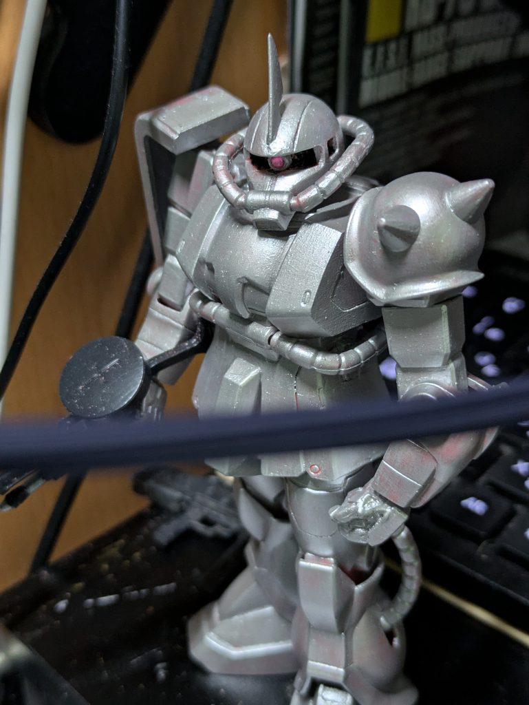 製作途中です。ポーズ固定したら下地にアクリルガッシュのシルバーを筆塗り、乾いたら半光沢スプレーを吹き付けます。半光沢なのは銀をコーティングしながら次の塗装色のノリを担保したいからです。