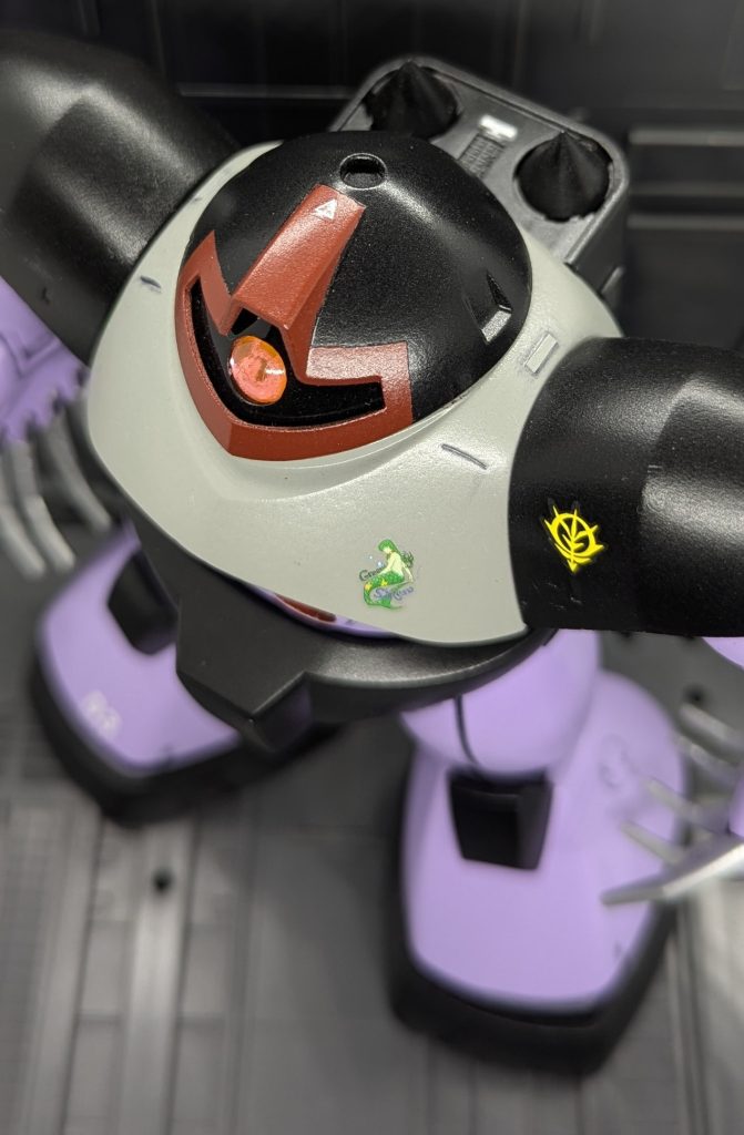 頭頂部のフリージーヤードは開口して奥行きを出しています。モノアイはスリット部にHアイズを埋め込みました。