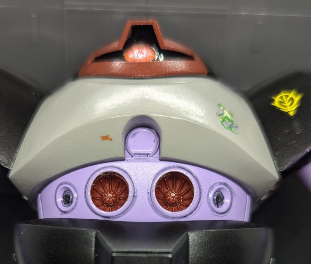 腹部のコクピットハッチは耐圧ハッチに見えるようにコトブキヤのMSGパーツを貼付け、胸部のフチを整形しています。