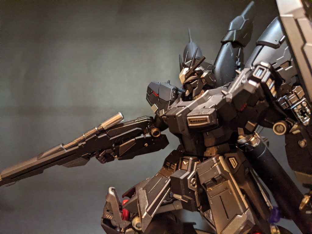 紆余曲折あってアンテナが折れてしまいましたが、「怖いHi-ν」を表現する上でむしろいい感じと思ったのでそのままです。「角欠け」みたいな異名がついてると妄想。