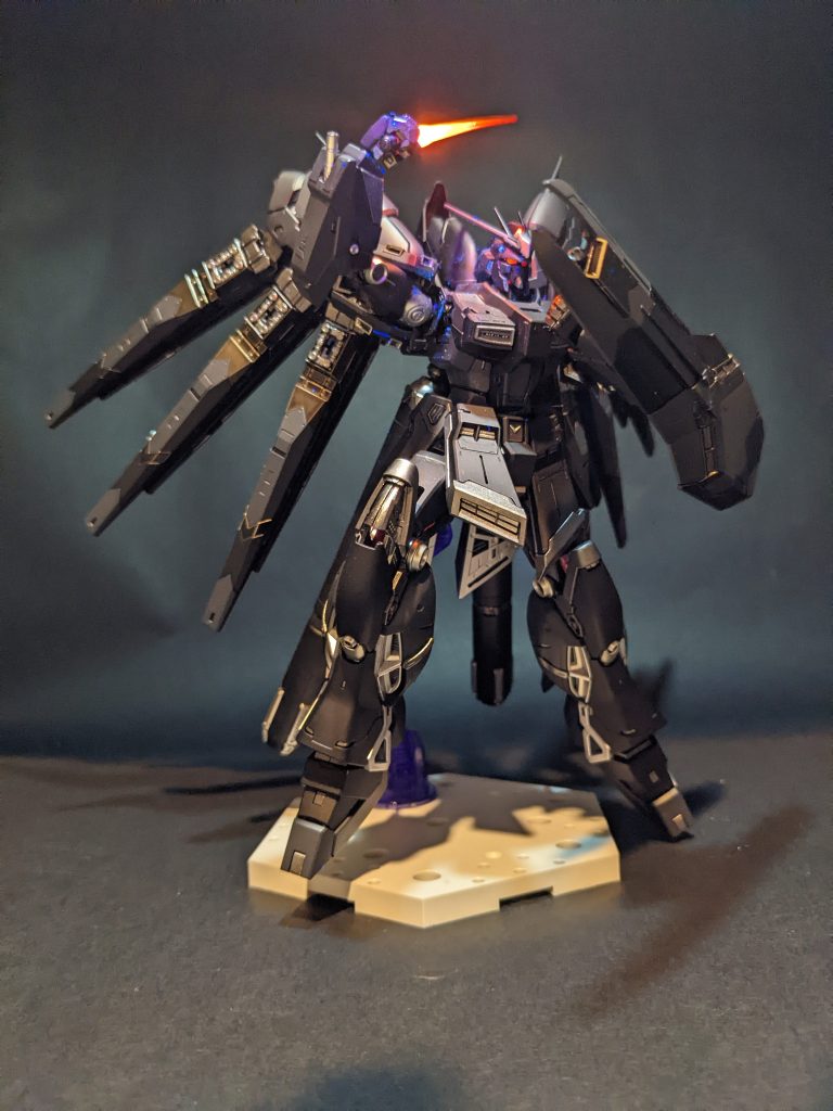 ビームサーベルを構えて。