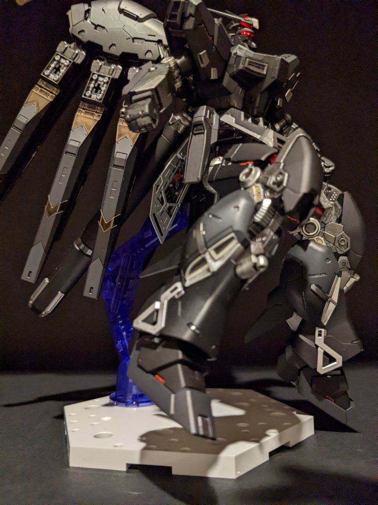 足・肩などに赤色でサイコフレームっぽい塗分けをしてます。ブラックライトでビコーンします