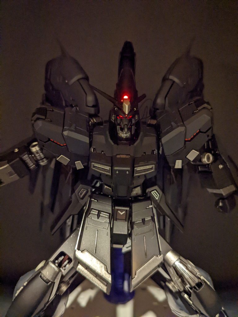 頭部にはチップLEDを仕込みました。リード線が見えちゃってますね電池はプロペラントタンクに無改造で入りました。