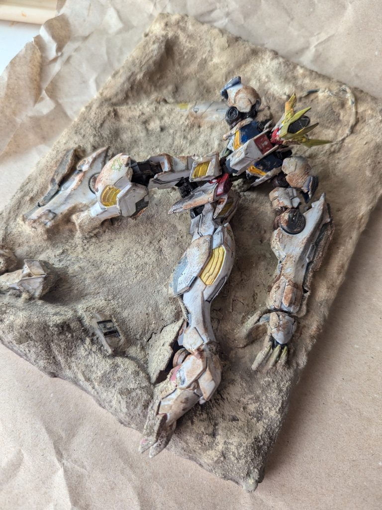 乾いたあとは絵の具などで土の色を付けて、プラモ用具なども使い風化させていきます。