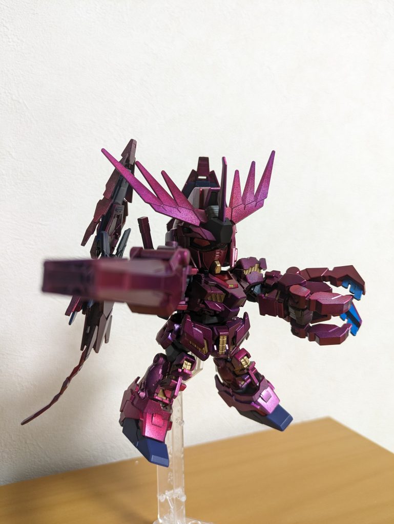ブレードアンテナはフェネクスとバンシィのが混ぜてあります。塗装中に思いついて行けるやろの精神で塗装後に組み立てた時に一瞬干渉して出来ないかと思ったけどもなんとか大丈夫でしたw