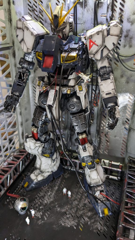 アムロの能力を極限まで引き出すため、アムロの厳しい要求に答えるため、必死で整備に取りかかるメカニック。