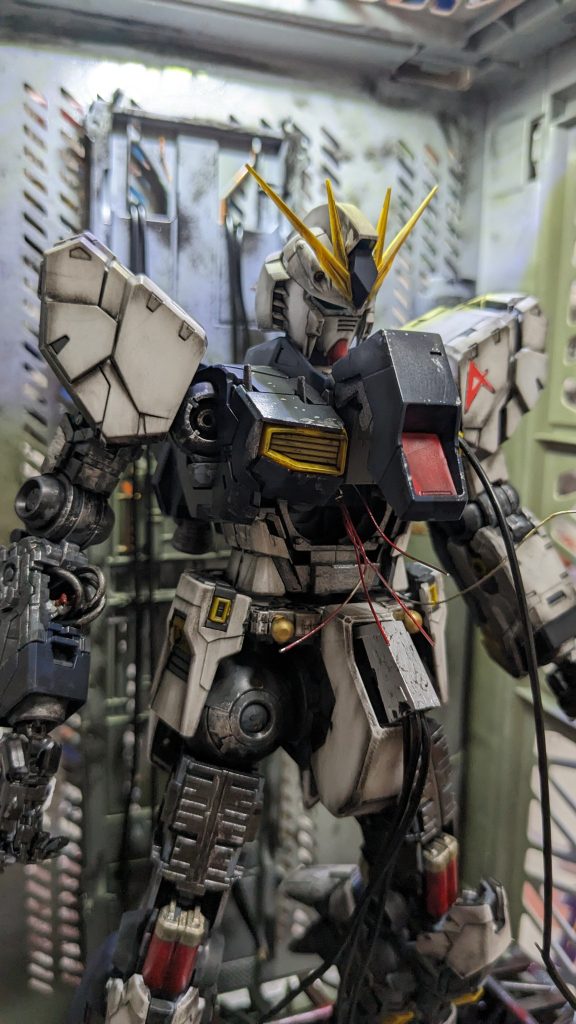 コックピットは丸々取り外し…何やらνガンダムには、最初からあるシステムを入れるためのスペースがあったとか…なかったとか…