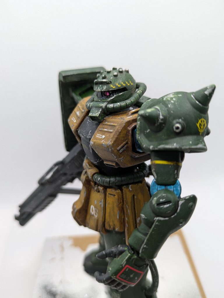 下地の銀の上にアクリリックの絵の具で塗装。MR.ウェザリングカラーでフィルタリングをした後、デカールを貼っていきます。タミヤさんの墨入れ塗料ブラックで墨入れしたら乾燥を待ってからはみ出しを専用薄め液で拭いながら汚しも入れました。その後全体に軽く水を筆で塗りつけてアクリリックの塗面を弱くしてから爪楊枝などでチッピング+剥がし効果を付けます。