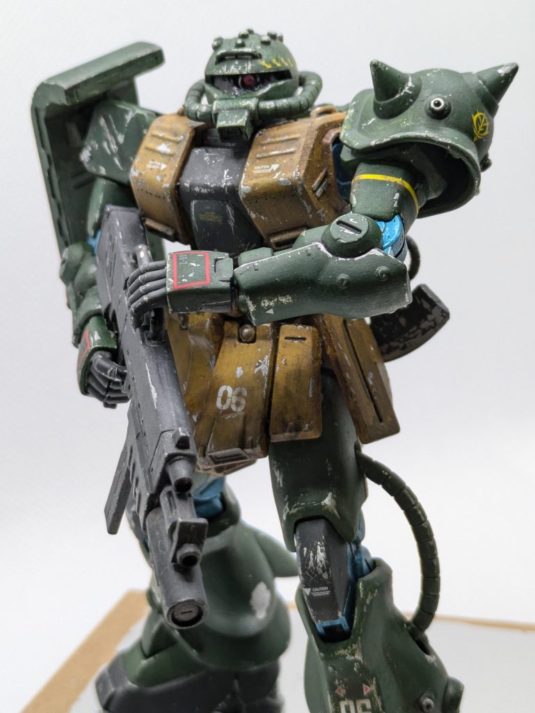 機体のカラーはゼロ戦のカラーリングをイメージしています。腕部・脚部・頭部に深緑、胴体には黄土色や黒、関節部には青竹色を使用しました。青竹色が良い差し色になってて面白いと思います。