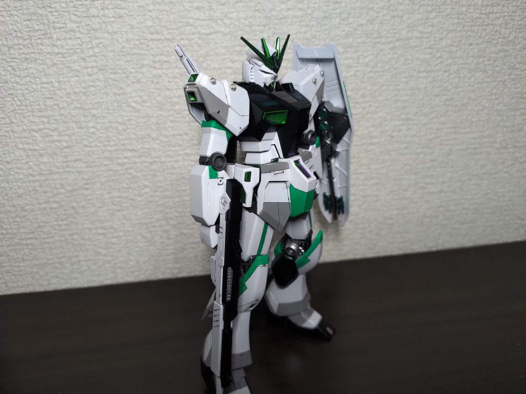 左からのショット塗装のイメージは量産型νガンダムをイメージして仕上げました