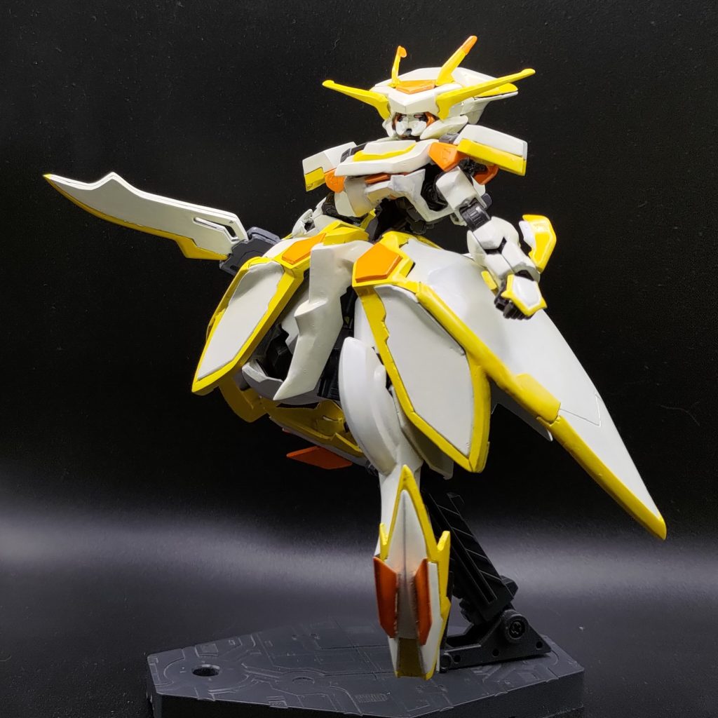 クリーム色のパーツに模様を描く前の姿です。