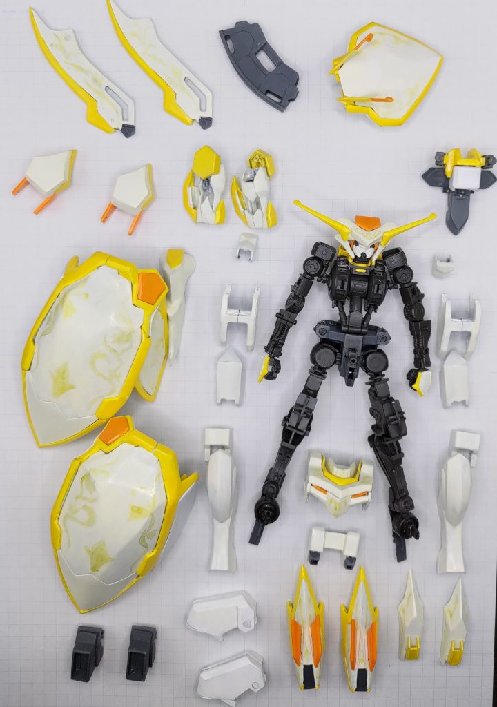 ここまで見ていただきありがとうございます。最後は、いつもの装甲をすべて外した姿になります。すべてのパーツをバラバラにした状態はXに投稿していますので、興味のある方はご確認いただければと思います。また、製作中の投稿は 