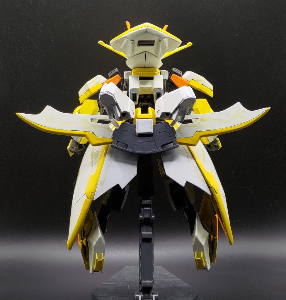 機体背面です。サージカルナイフをリボンスラスターの位置に携帯することで、リボンで結ばれているように見えますか？見えますね(圧)サージカルナイフとは医療用の刃を交換できる器具を指すらしいので、刃の部分だけ取り外せるように作成しました。画像にはないですが、かかとの黄色いパーツも稼働します。