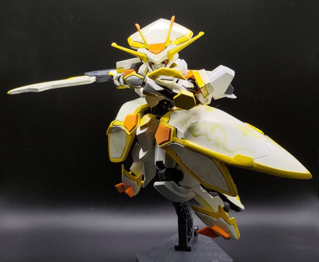 サージカルナイフを構えた姿です。ちょっと見づらいですが、リボンスラスターは開閉式です。片方の刃が隠れてしまっていますが、心の目で見てください。 