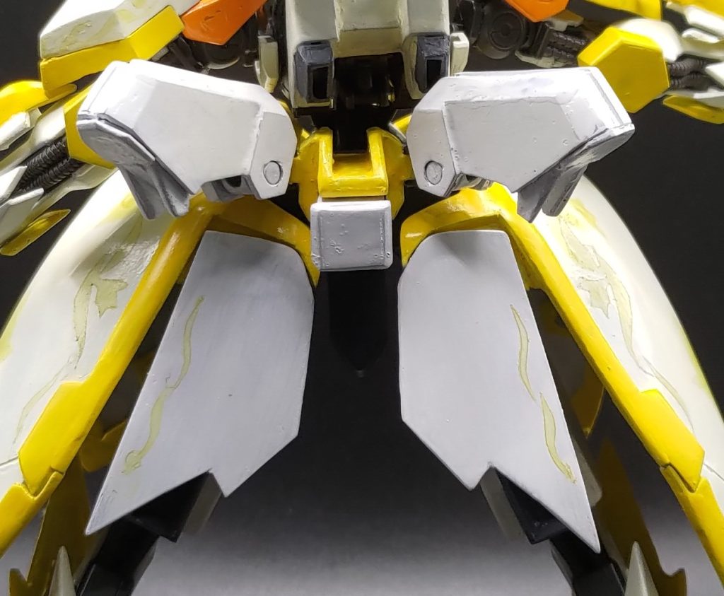 ということで、作成したのがこちらの「リボンスラスター」です。ムルムルのサイドスカート背面の白いパーツがリボン結びのひもの部分に見えたため、上側にわっかのようなスラスターをつければドレスのリボンを結んでいるように見えるのではないかと考えて装備変更を考えました。白いパーツ自体も本来は稼働しないのかなと考えてますが、せっかくなので稼働パーツになってもらっています。