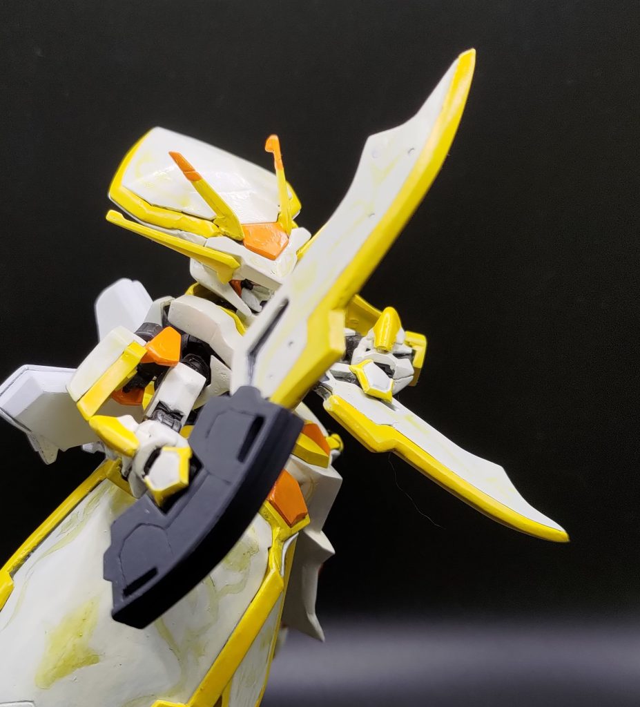 サージカルナイフの分離形態その１です。片方の刃だけを取り外して構えることができます。この持ち方の場合、長さの違う2本の剣として使用でき画像のように片方を逆手持ちにして、攻防それぞれ役割を持たせることも可能です。