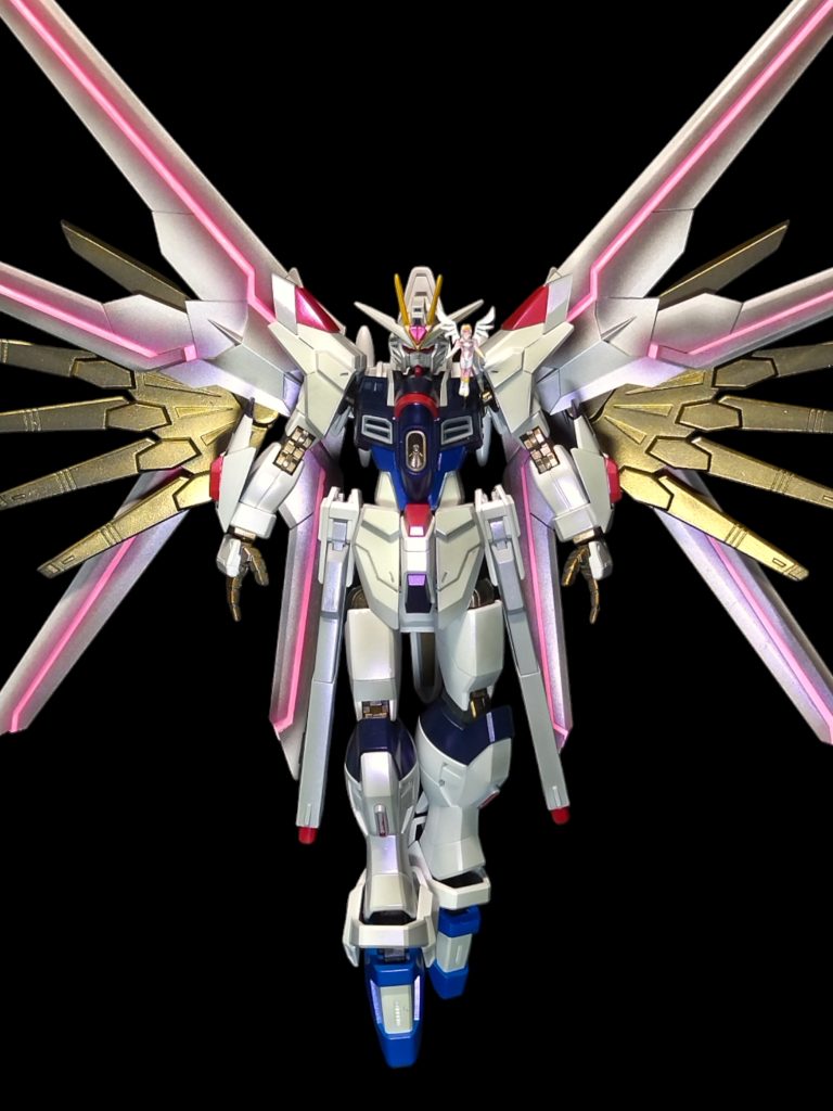 キットはエッジを立てるために多少削り込んだくらいで、ほぼノーマルのままです。塗装はエアブラシと筆塗り。なんと、マスキング無しでできました~👍🏻全体をパールコートし、ツヤが紫がかった色で光ります✨