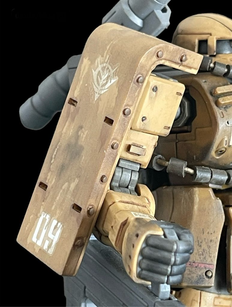 シールド周りなど、伸ばしランナーでリベット風にしています