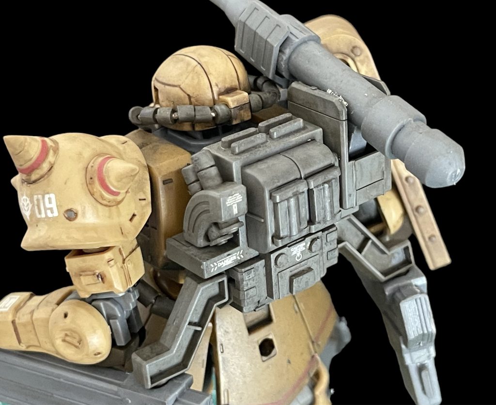 バックパックはランナーからの切り出しパーツを特に多めに貼り付けました