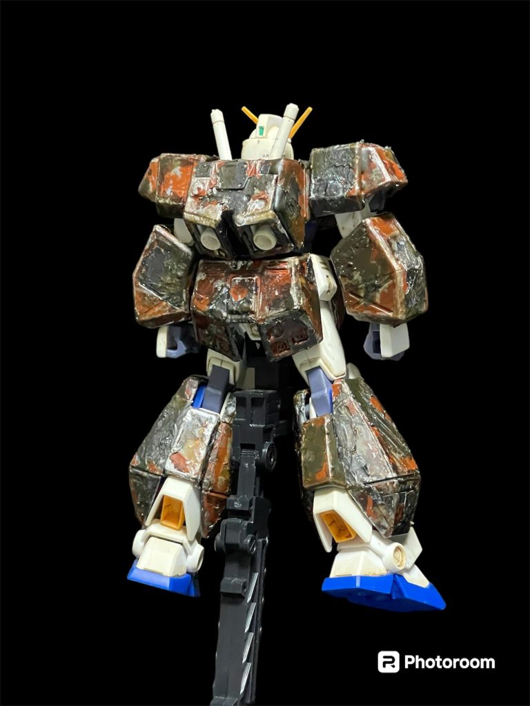 チョバムアーマーには、水溶きパテでザラザラ感をつけ、サビ塗装をし、その上からマスクゾルゲルを塗りました。その上に焼き鉄色で塗装をし、マスクゾルゲルを適度に剥がし、ウェザリングカラーで塗り仕上げました。