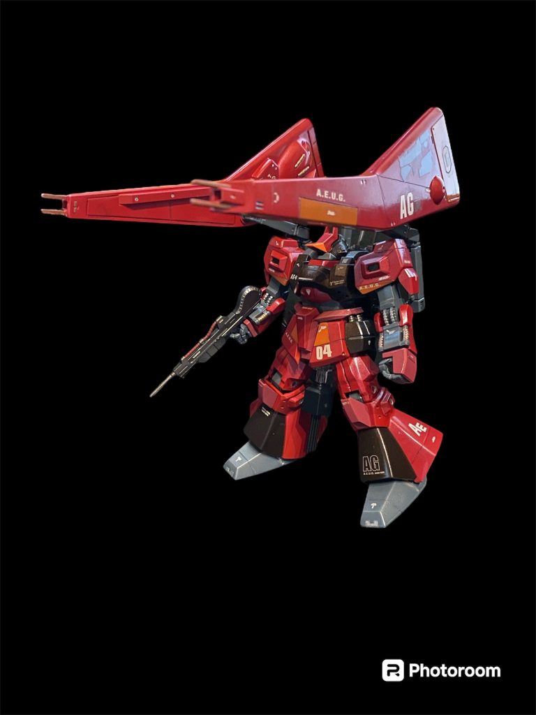 クランクアームの可動は素晴らしく、ゲームなどで見た、肩越しにキャノンを構えるポージングは勿論、