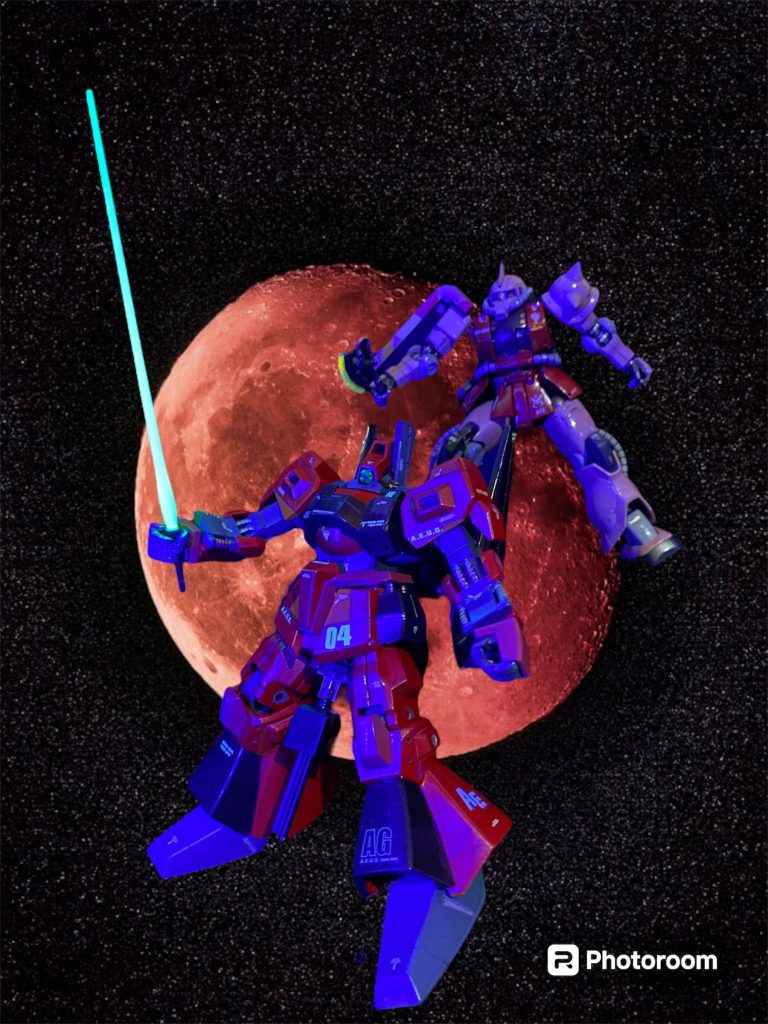 ヒートホークのみを装備したザクⅡS型は、リック・ディアスのビームサーベルと鍔迫り合いを演じたかと思うと、背後を取ろうと軽々と宙に舞う。 ディアスは体勢を変えることなく、背面に懸架されたビームピストルで弾幕を張った。