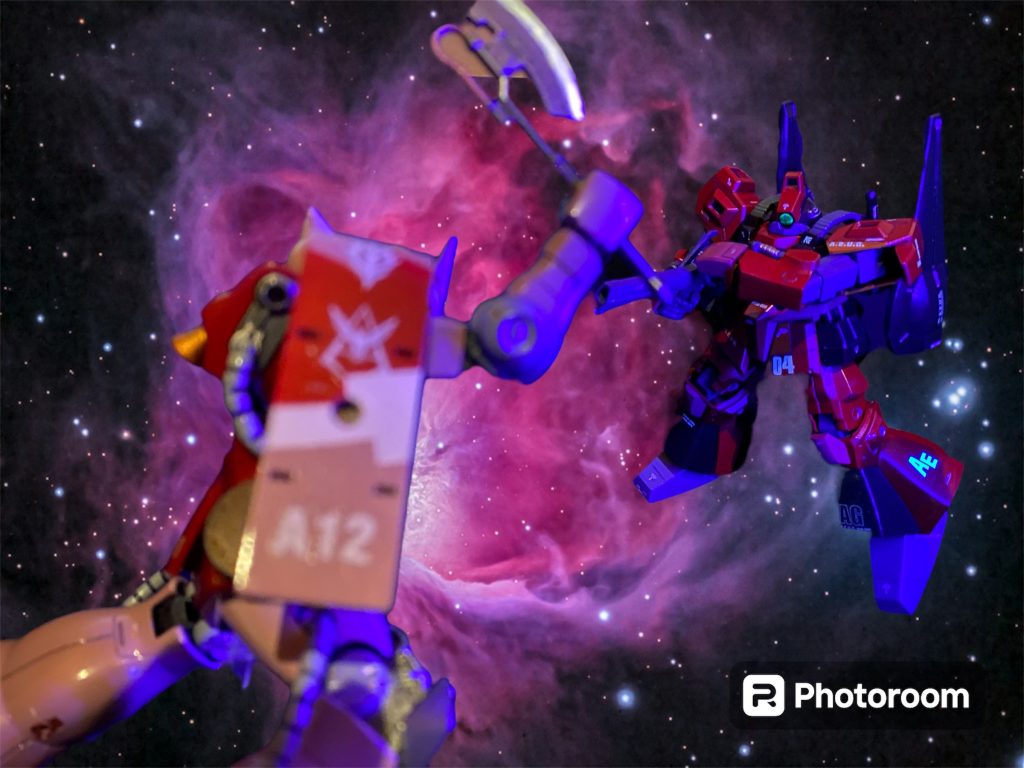 弾切れしたピストルを捨て、クレイバズーカに持ち替える。ザクは攻撃を仕掛けるべく真っ直ぐ突っ込んでくるが、それではただの的だ。「もらった!!」しかし、直撃を確信した一撃が当たらない。通常の三倍のスピード⁉︎