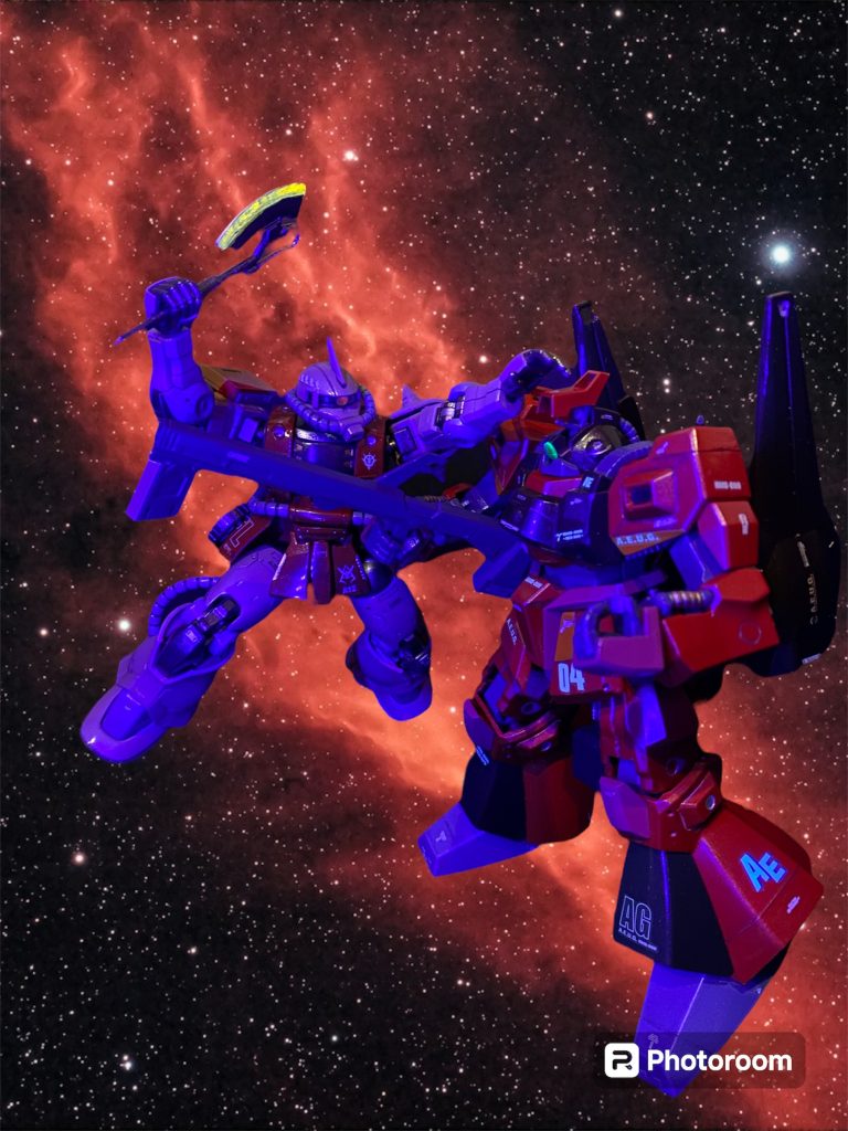 赤いザクは全弾回避してこちらの懐に入ったかと思うと、近接防御のバルカンファランクスさえ封じて、ただの一撃でコクピットをかち割り、ディアスを沈黙させた。 「すみません大尉、新米メカニックが張り切り過ぎて勝手にあんなモノを。」「あんな数世代前の一年戦争時の機体にリック・ディアスが劣るなどあり得んよ、アストナージ。ロードデータのバグだ。」「設定は当時の赤いザクと同じにしたと言うんですが、、、そう言えばどうします?アンマンで受け取る新型機の事ですが、アナハイムはZプロジェクトの新型の他に、リック・ディアスの強化改修案も用意していると言っています。クワトロ大尉にテストしてもらえれば、向こうもこれ以上無いデータが取れると喜ぶと思いますが、、、」「うむ、さて、どうするかな、、、」