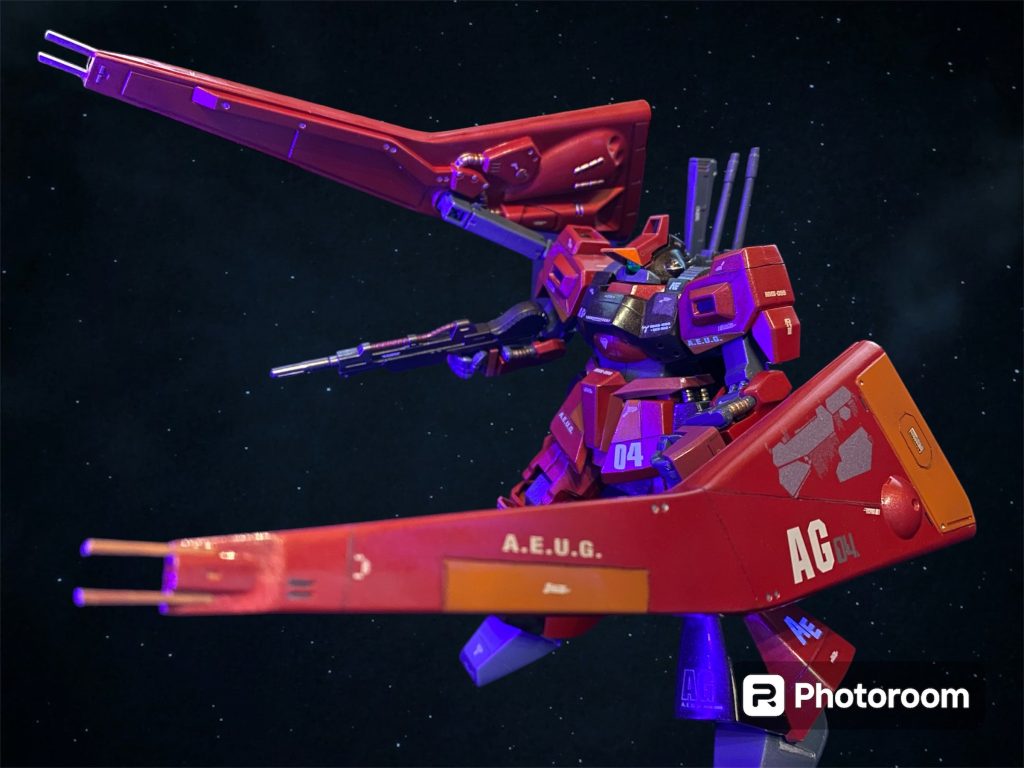 のっぺりだった表面にいれたパネルラインにも満足しています。差し色として塗り分けたオレンジもいい味を出していると思います。あとで気付いたんですが、このカラーリング、サイコザクに近くて、バインダーのアームもサブアームみたい笑もしかしたら、サンボル世界のシュツルム・ディアスはこんなのかも知れませんね(zaku-kao8)