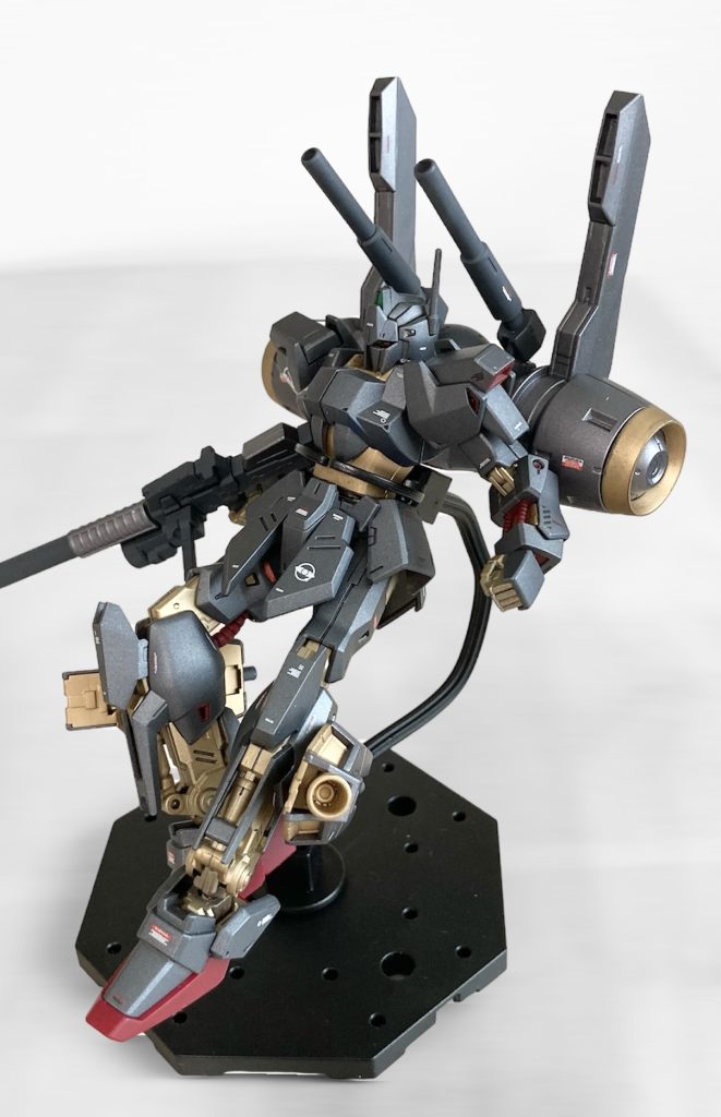 最大の特徴である新規設計のバックパックと脚部スラスター。機動性、出力が向上しているが、百式の操縦性の悪さに拍車をかけている。