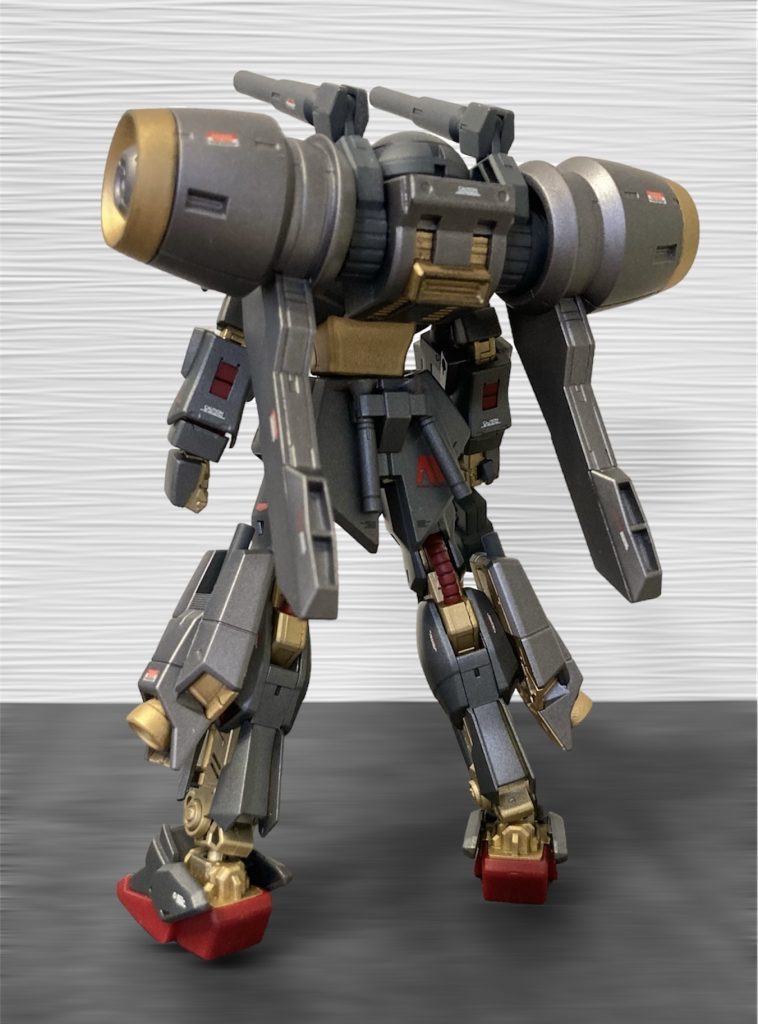 ティターンズやネオ・ジオンが次々と新型MSを投入してくる事態に危惧して財政難のエゥーゴは、1から新型を開発するよりも、既存の機体を強化することにした。その内の百式の強化プランの一つ、機動性、火力の向上が狙いと言う設定です。