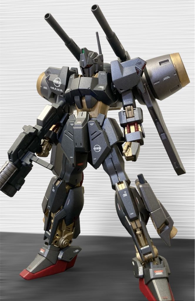 百式最大の特徴であった金色のカラーリングは、目立ち過ぎるという事で不評だった為グレー調になった。しかし、金色のエマルジョン塗装が余っており、もったいないので露出するフレーム部に使われた。