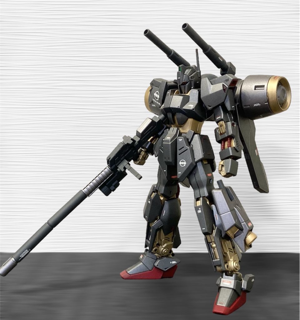 ビームサーベルは脚部スラスターにも設置されており、計4本。投擲にも使えると言う声が上がり、増設された。