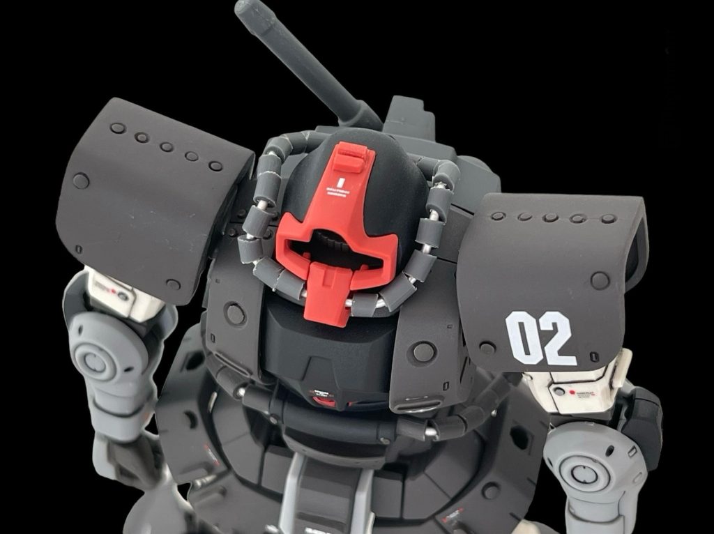 肩の上の変な位置にリベットがありますが、これは合わせ目を目立たなくするための苦肉の策です