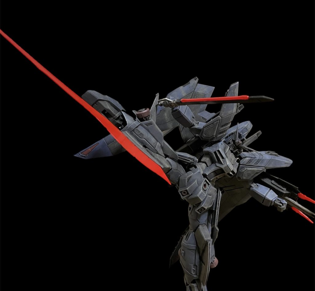 グリフォンビームブレイド改　ジャスティスの物と違い、膝から足首に設置されている近接格闘用武装　出力の変化によりビームアックス状の武器としても利用可能