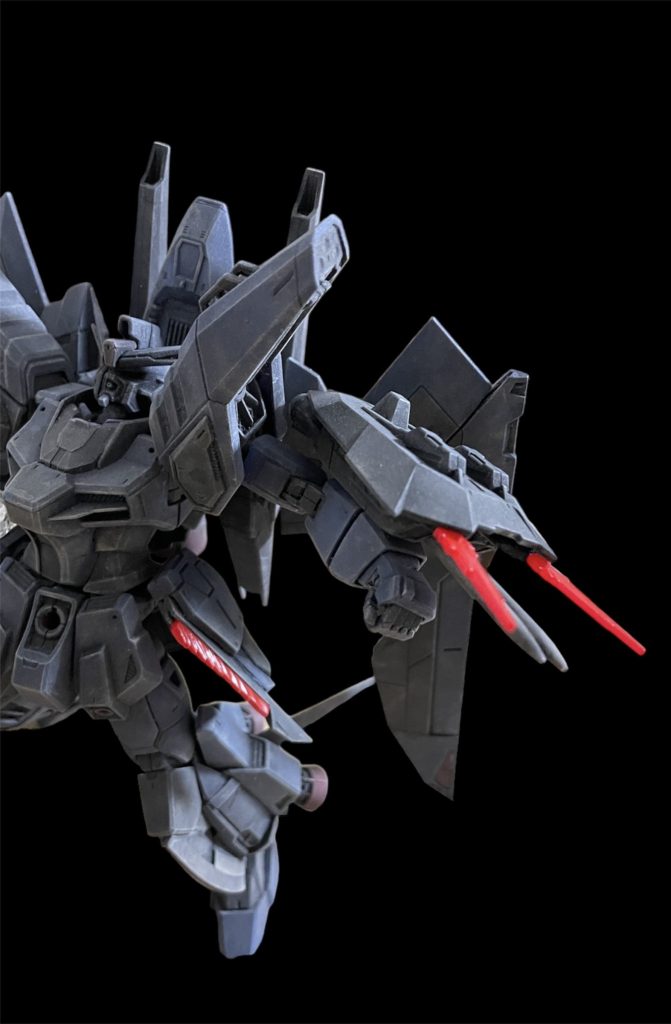 グリフォン2ビームブレイド　腰部姿勢制御ウイング前面に展開されるビームエッジ　可変時にビーム出力を上げることで、刃先から大型ビームサーベルを発生させ、すれ違い様に切り付けることが可能。