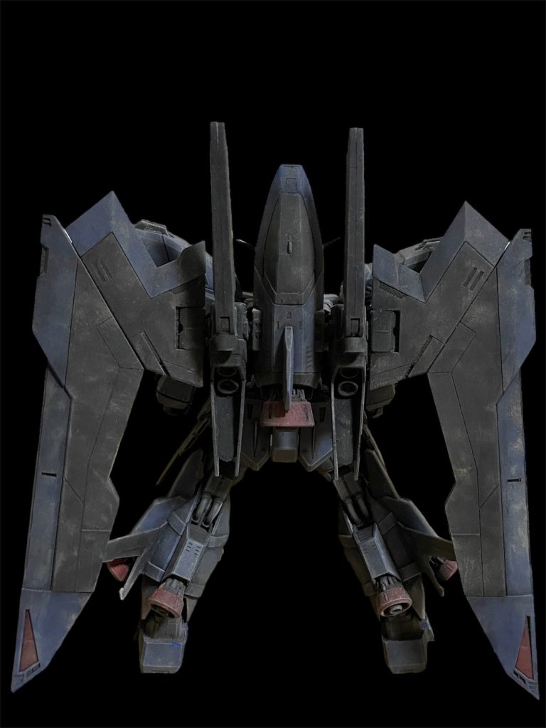 背部には、追加で新型スラスターを搭載しており、空戦能力の強化がなされている他、二門のビーム砲を搭載している。