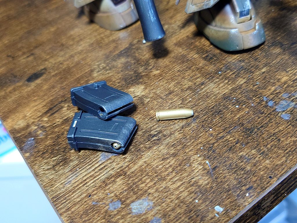 太いプラ棒で砲弾を作って、ロケット弾ではなく砲弾を弾倉に装填しました。