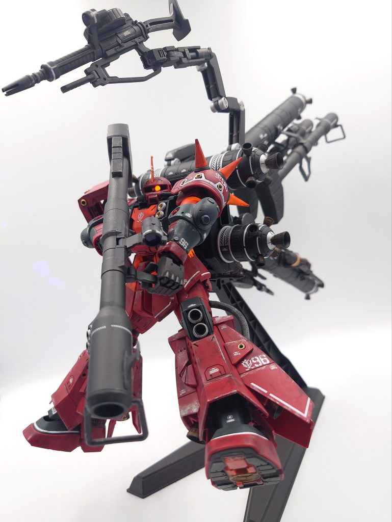 アームを伸ばして後ろから武器を出す